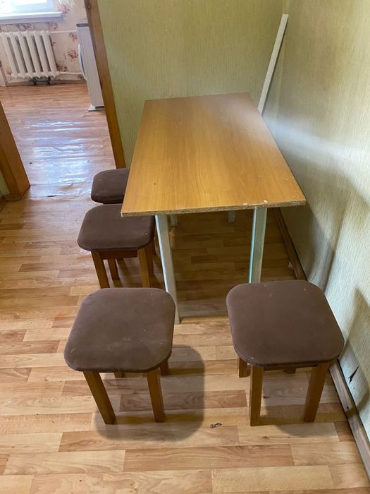 Стол с четырьмя табуретками