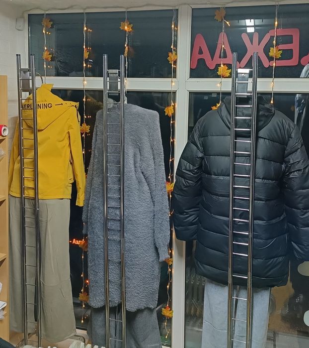 Отдел Одежда и гирлянды