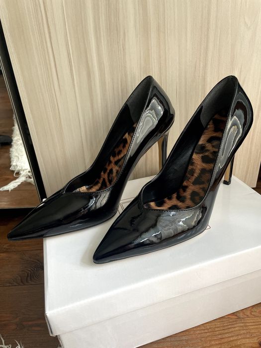 Чисто Нови черни лакирани токчета