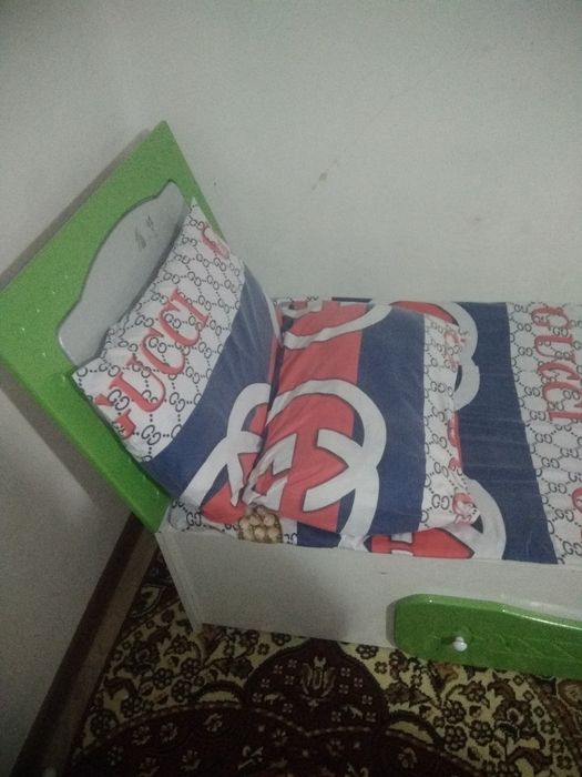 Продаются комплект кровать шкаф детские стол