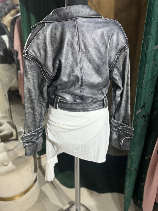 Vand geaca de piele naturala cu maneci detasabile la 800 lei