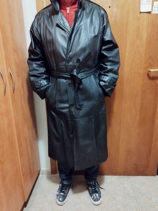 Мъжко черно кожено манто.
