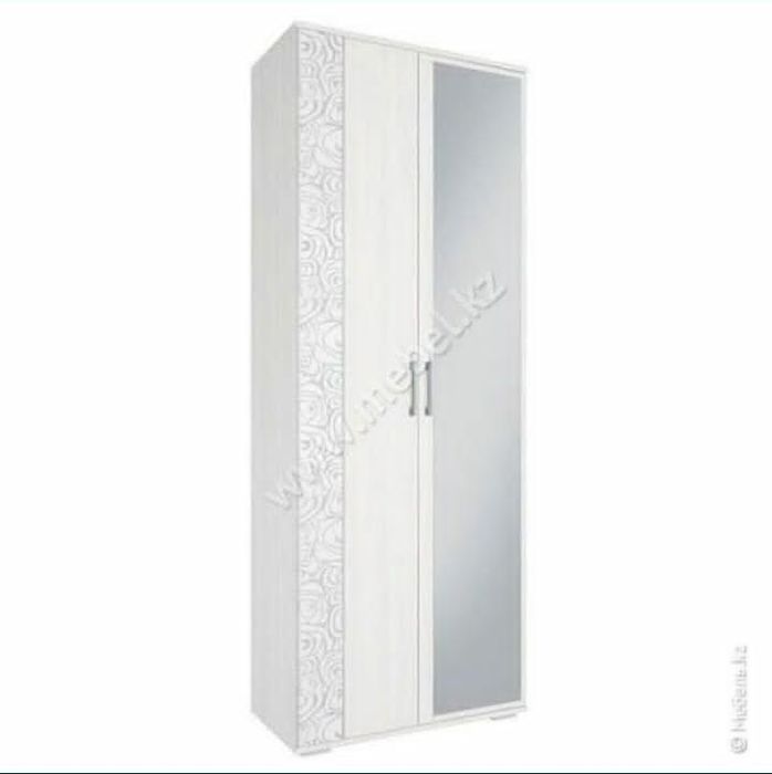 Шкаф двухдверный с зеркалом