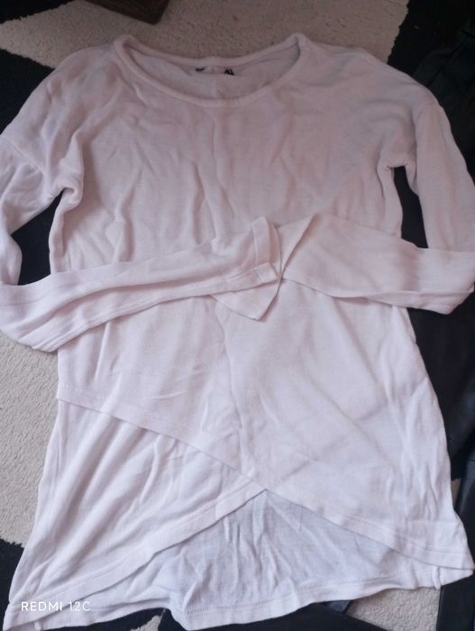 Актуален модел кожен панталон и актуална блузка туника.