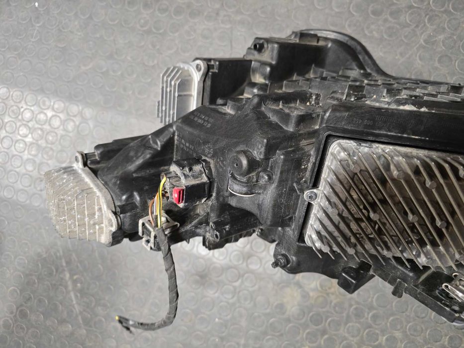 Десен оборудван фар за Audi E-Tron с забележки!