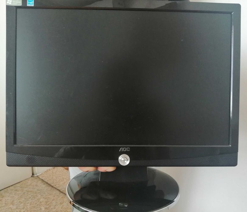 Настолен компютър с монитор и клавиатура