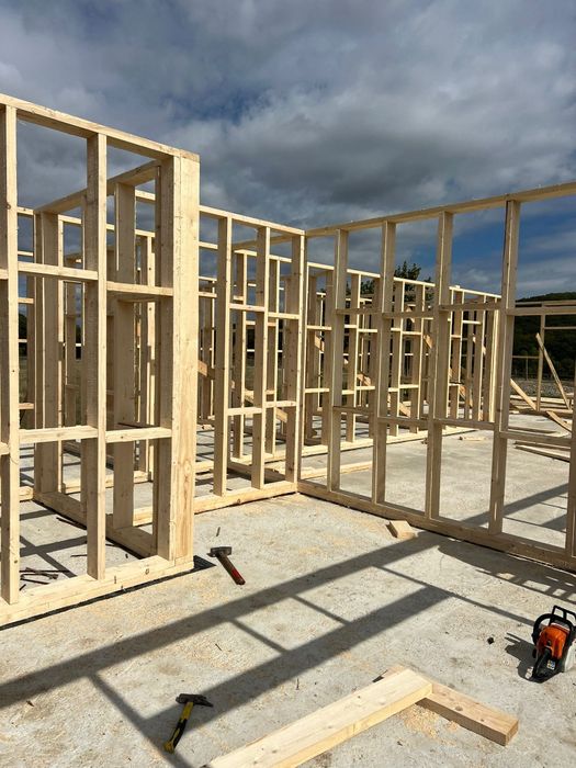 Fac case de lemn cu dormitorul sufragerie și baie