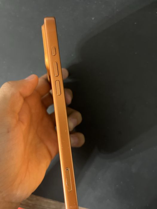 Смартфон на Android в стиле iPhone 17 Pro Max