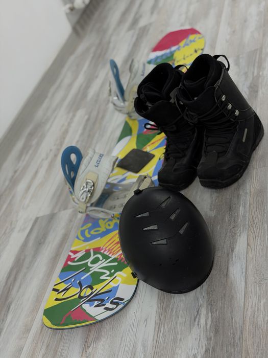 Сноуборд с креплениями и ботинками состояние новое