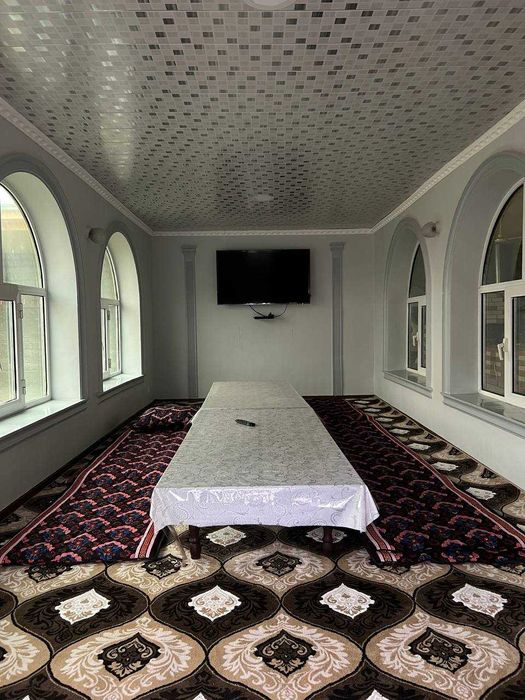 Boyovut shaxarchasida hovlili uy sotiladi !