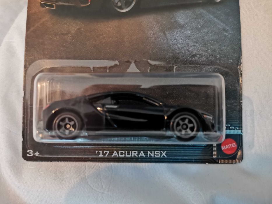 Продавам Hot Wheels колички и пъзел за игра, състоящ се от 200 части