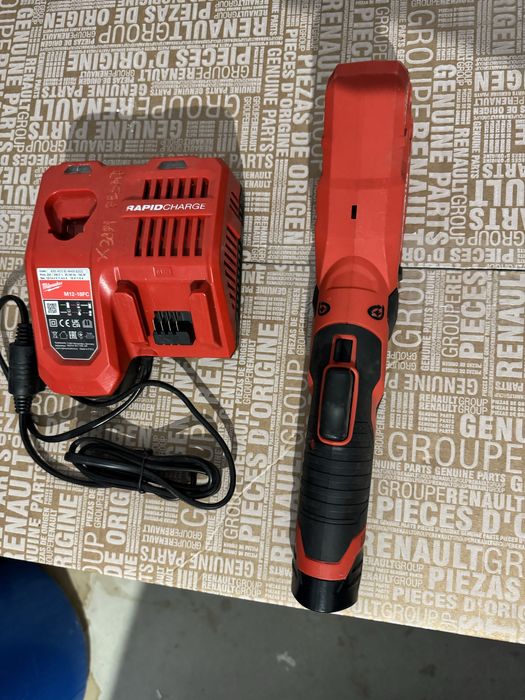 Vând tăietor de țevi inox Milwaukee M12 PCSS pachet complet