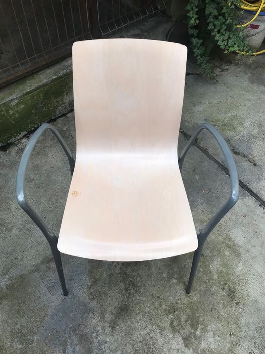 Scaun Gorka de Jorge Pensi pentru Akaba ,lemn de fag/aluminiu turnat