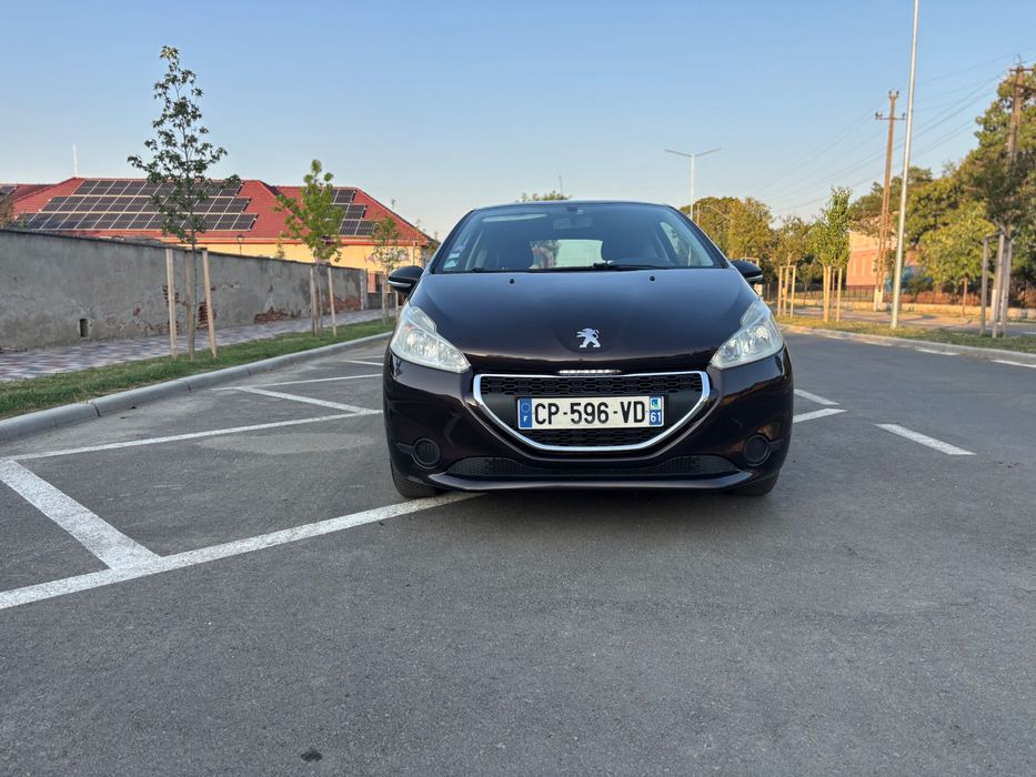 PEUGEOT 208