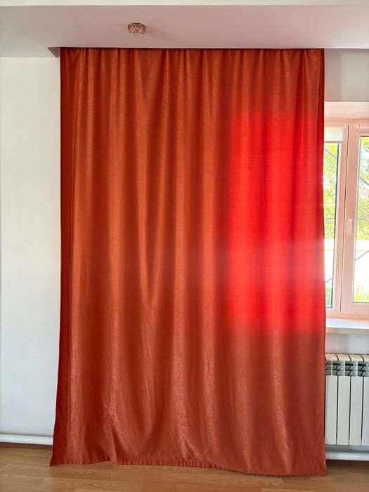 Плотные терракотовые шторы