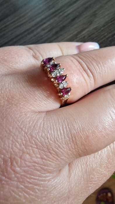 Златен пръстен с диаманти и рубини