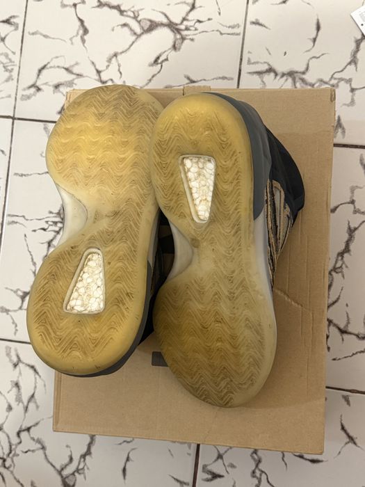 Adidas YEEZY  Qntm