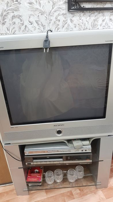 Телевизор Sanyo Sansung Plano с тумбой