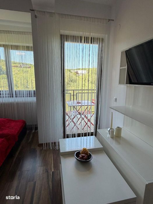 Apartament cu 2 camere, balcon deasupra pârâului și vedere spre pădure