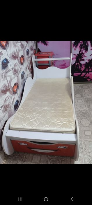 Кроватка с детским комодом.