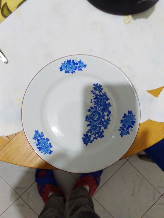 Порцеланови чинии, три вида - плитка, дълбока и по-малка