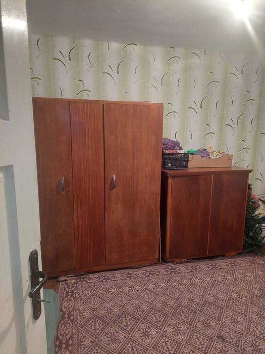 Продавам  двуетажна къща с двор в с. Горна Бешовица.