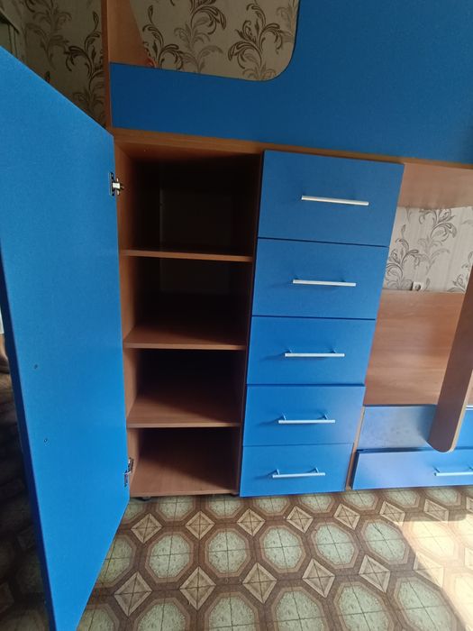 Продам двухъярусную  кровать