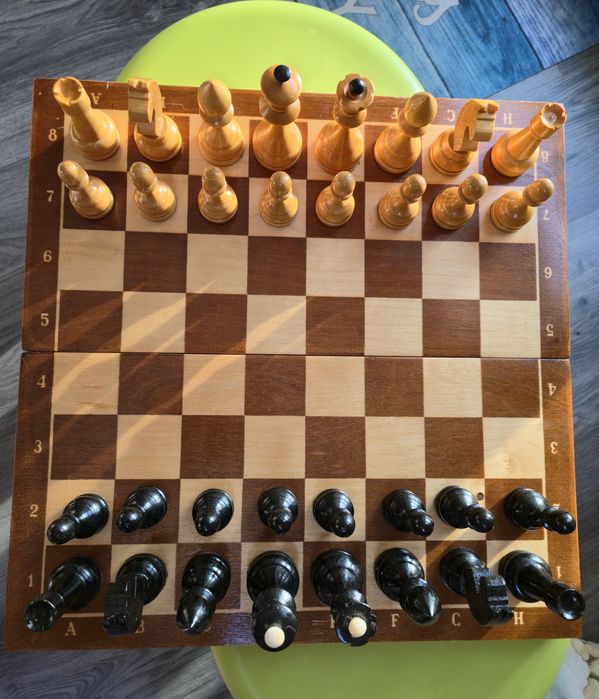 Стар много запазен шах с дървени фигури