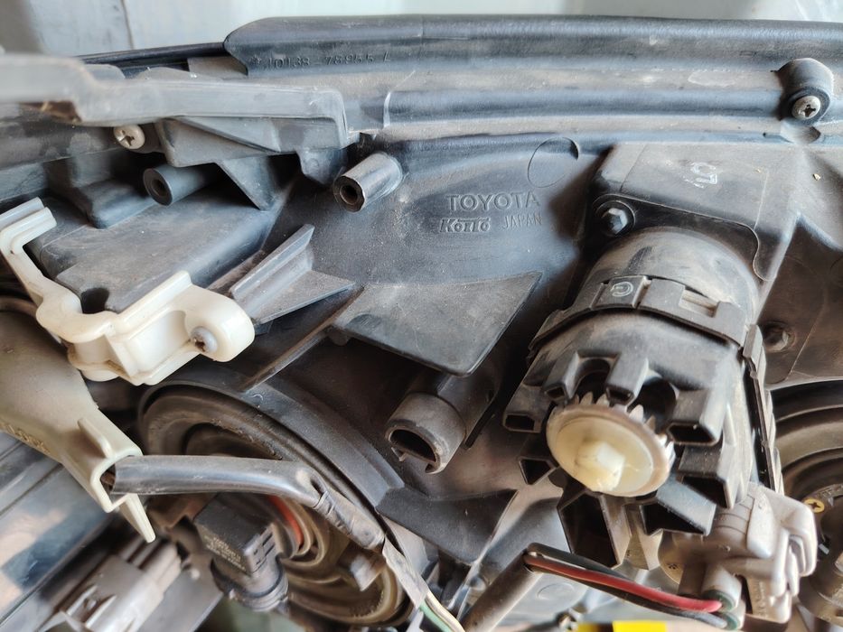 Фара оригинальная Ленд Крузер 200