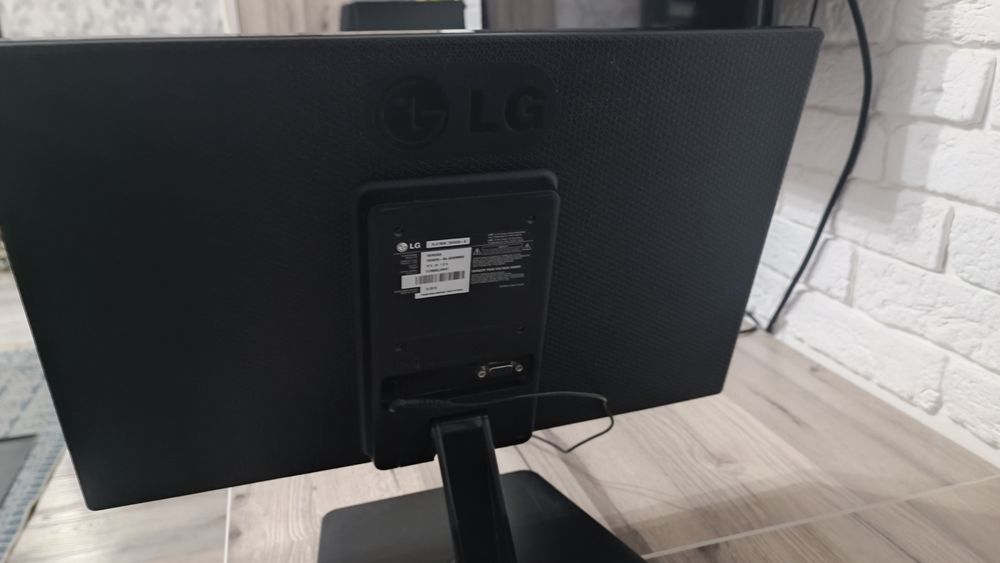 Монитор LG в хорошем состоянии