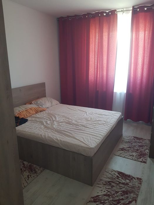 Închiriez apartament cu 3 camere