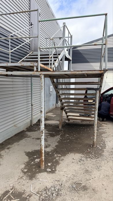 Продам лестницу двух уровневая