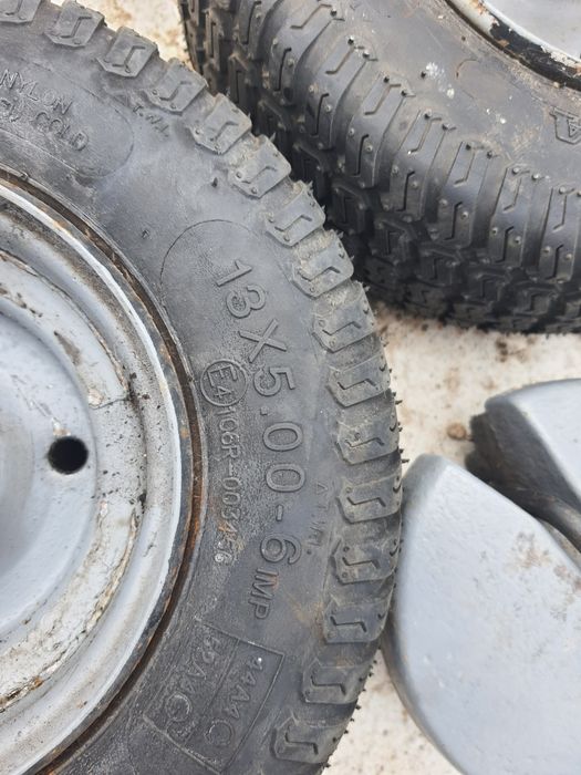 Roți de tractor de gazon 13.00 x 5.00 x 6.00 cu anvelope aproape noi și contragreutăți.