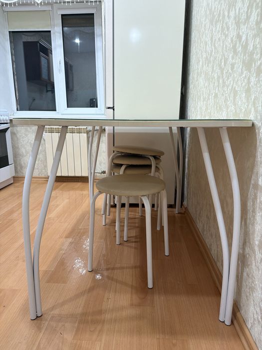 Продам кухонный стол с 3 стульями и 4 табуретками