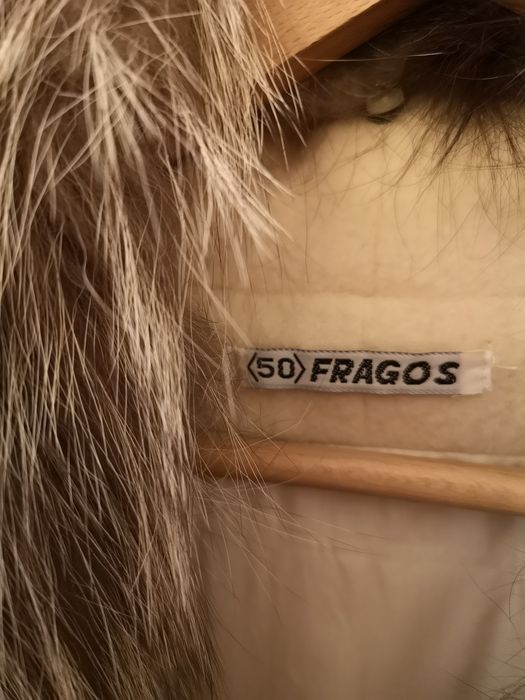 Дамско палто с яка от естествена лисица.