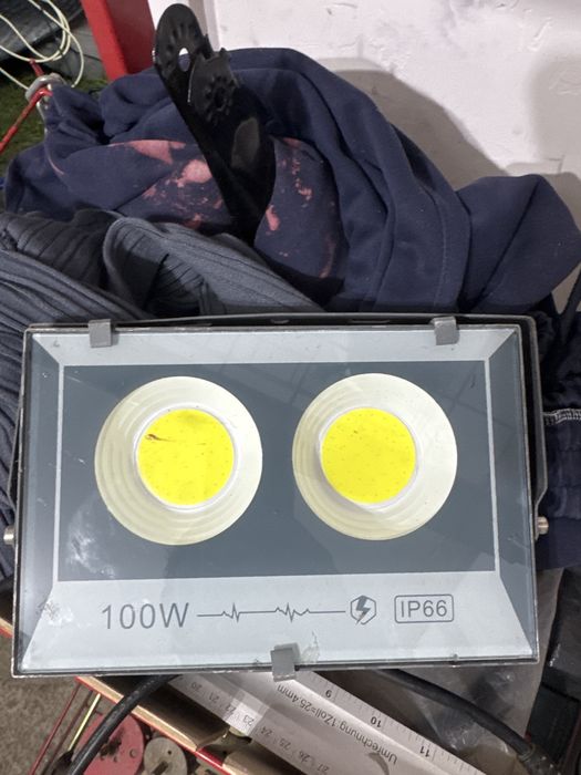 Прожетор 100W в рабочем состоянии