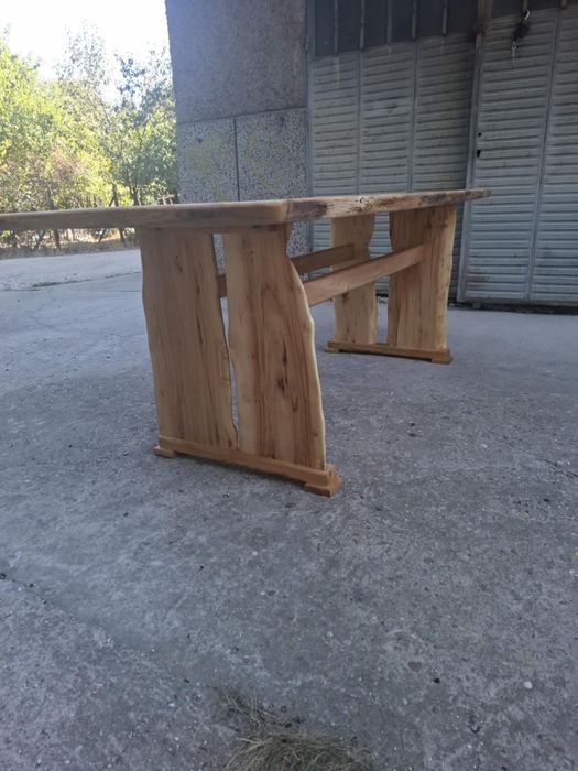 Маса с пейки от дърво и епоксидна смола