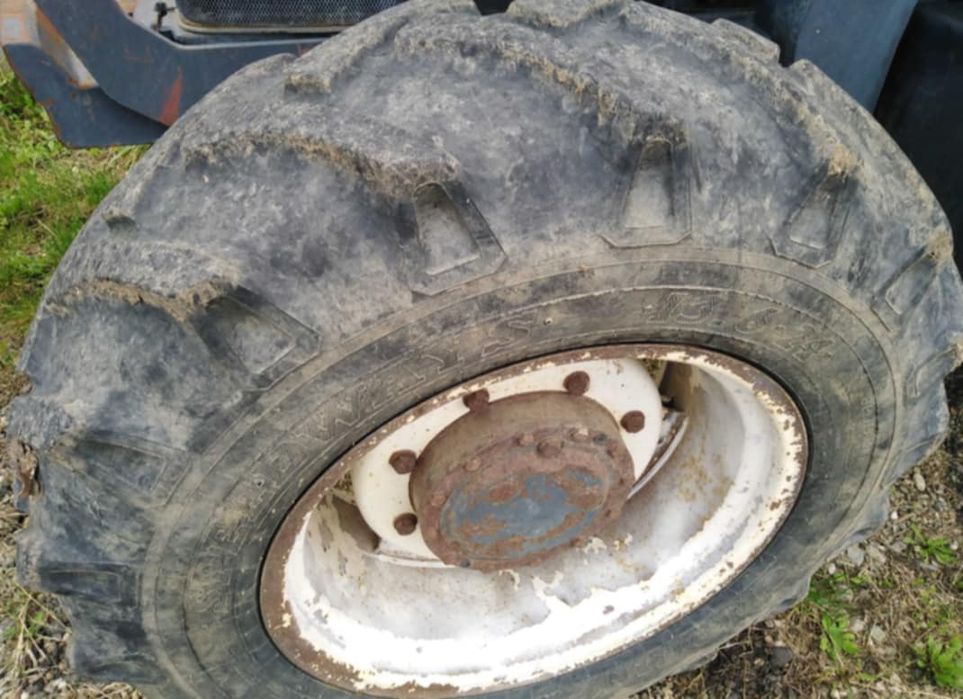 Vând cauciucuri de tractor 13,6/24