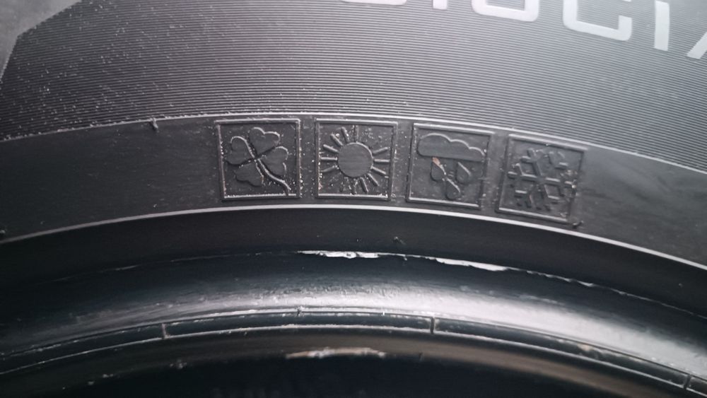 235/60/18 Vredestein