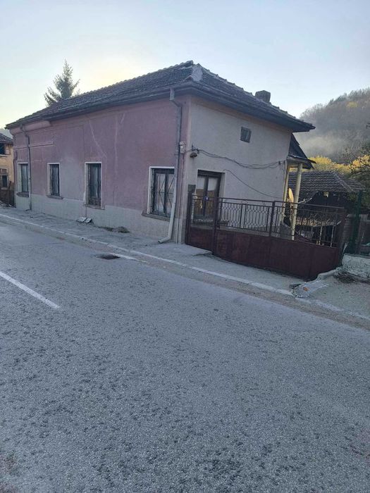 Продавам просторна къща с голям двор - гр. Димово