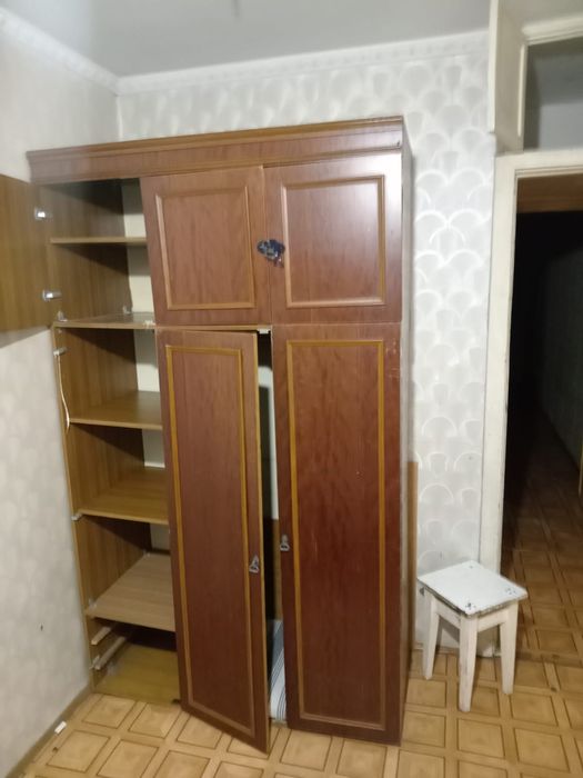 Шкафы, диван, столы, ковры