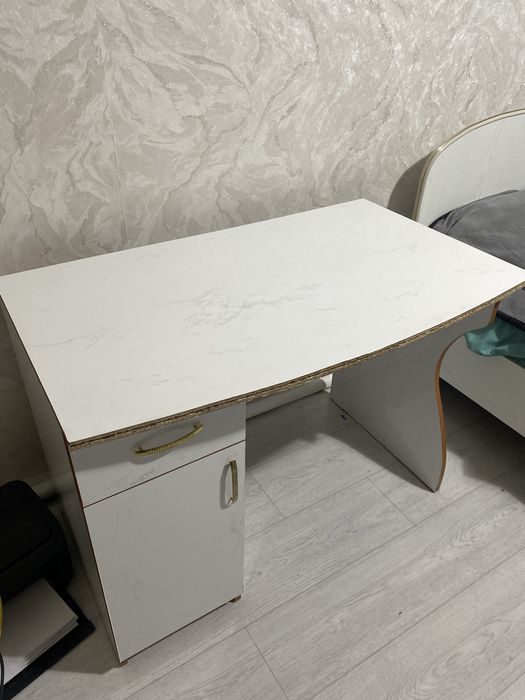 Продам стол белый