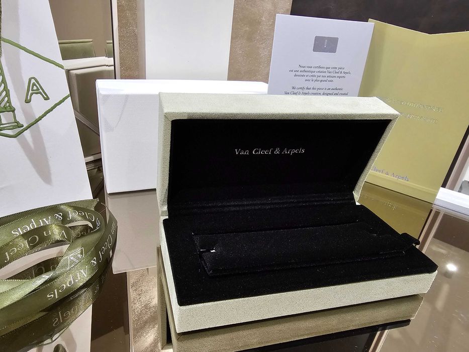 Кутия за гривна Van Cleef & Arpels + торбичка + сертификат