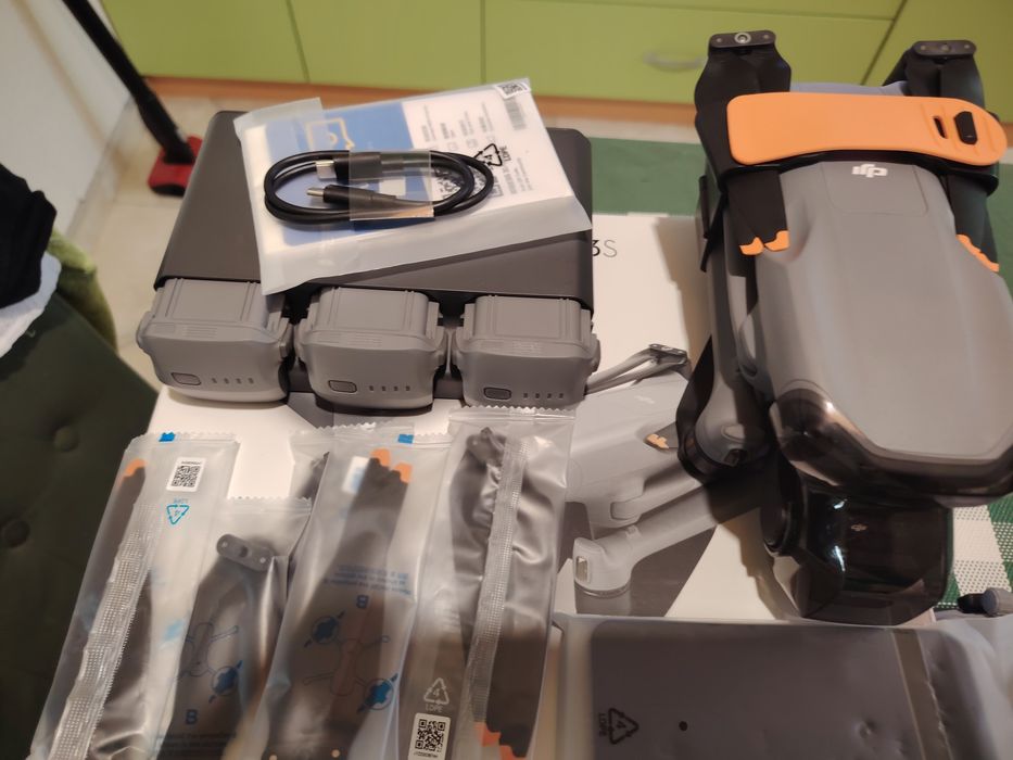 ЧИСТО НОВ ДроН  DJI Air 3S Fly More Combo (DJI RC 2) + ГАРАНЦИЯ ТЕХНОПОЛИС до 08.2027 г