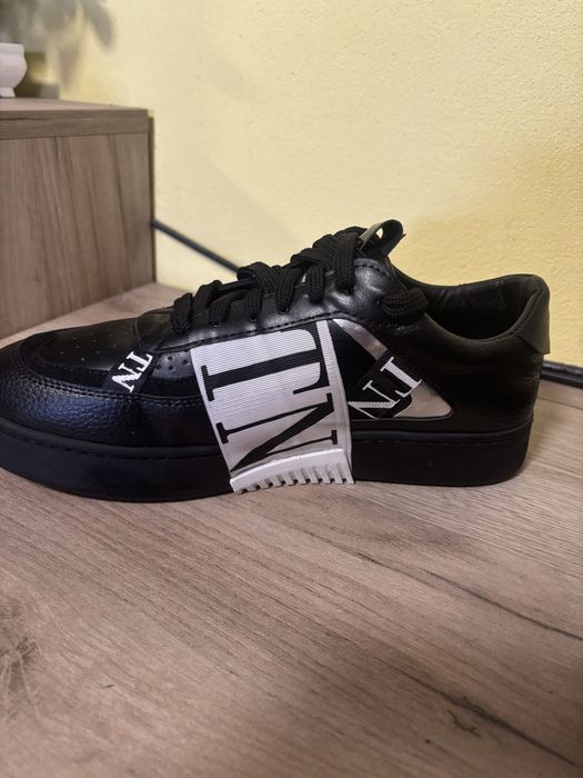 Продавам обувки Valentino Garavani – VLTN