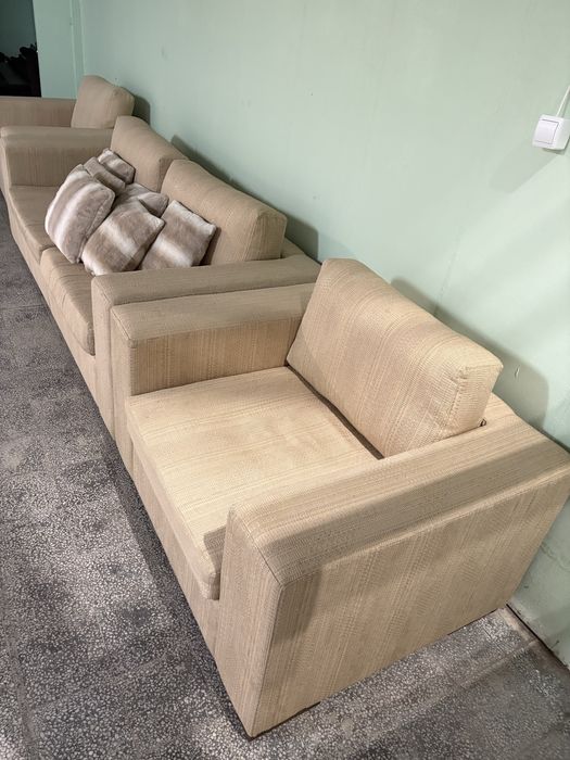 Масивен разтегателен диван + комплект възглавнички