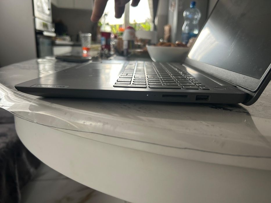 Vând laptop Lenovo