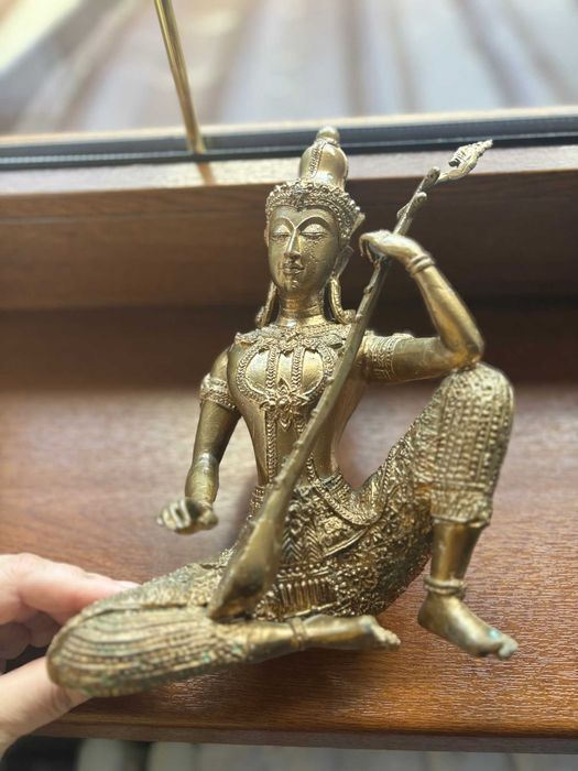 Statuetă Îngerul lui Buddha cântând/bronz masiv aurit/stare excelentă/H=22,3cm, L=20cm, G=1,522kg.