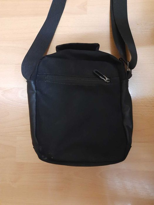 Мъжка черна стилна чантичка с множество отделения, ципове и презрамка