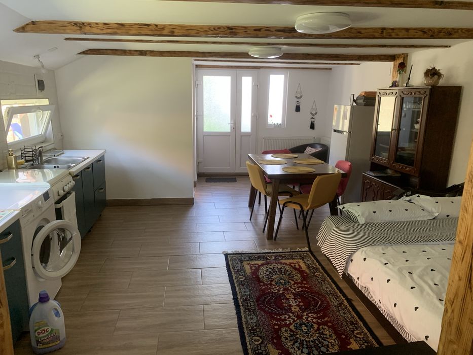 inchiriez apartament 2 camere (60 mp) intr-o casa cu curte comuna